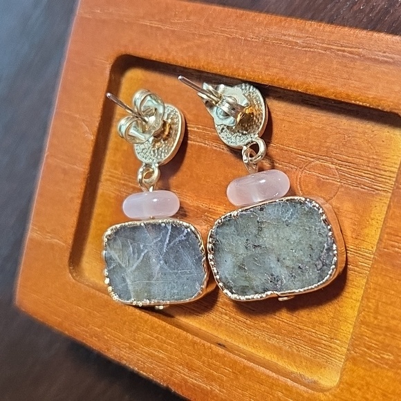 J. JILL LABRADORITE & ROSE QUARTZ GOLD TONE POST DROP EARRINGS - Picture 3 of 4